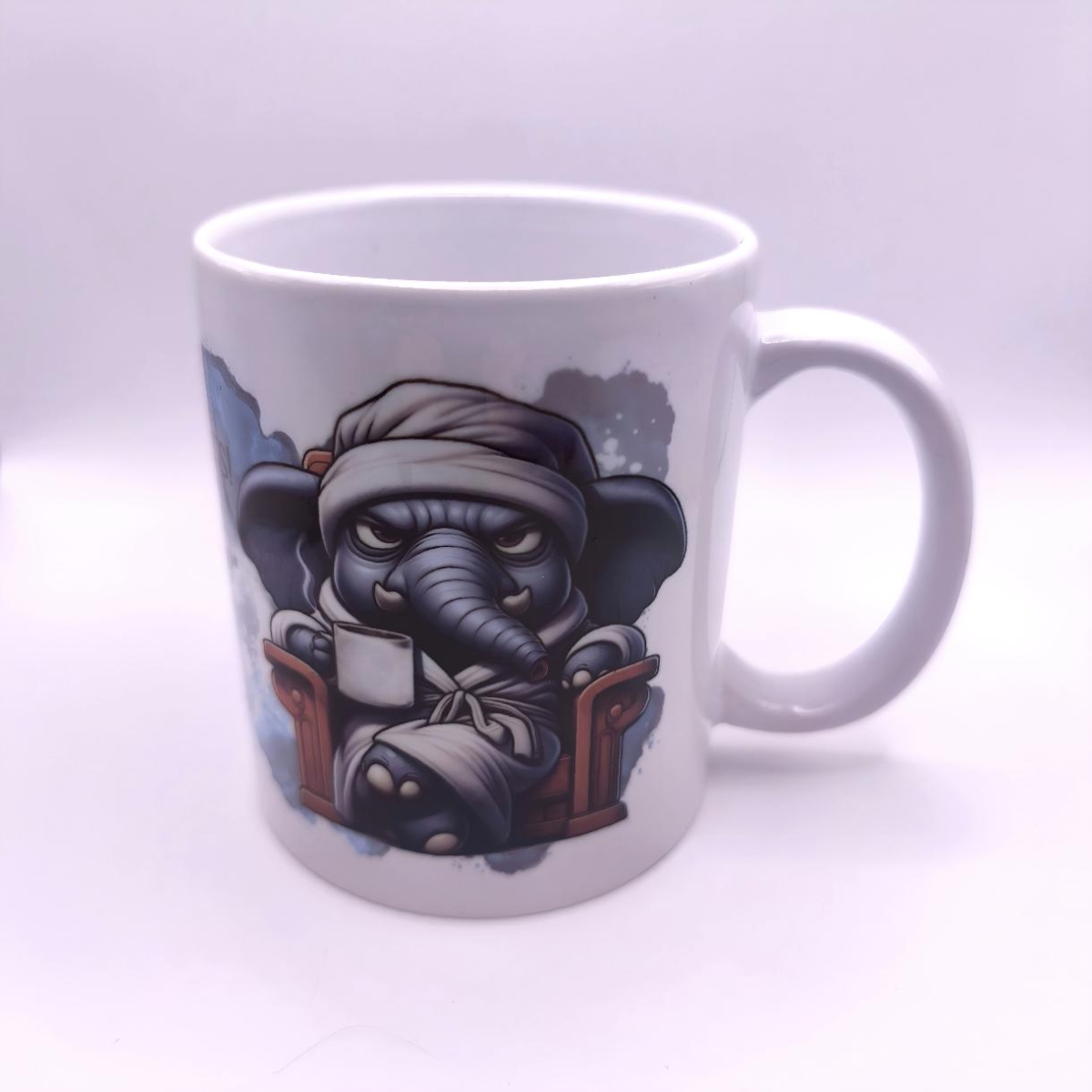 Elefant im Bademantel Tasse